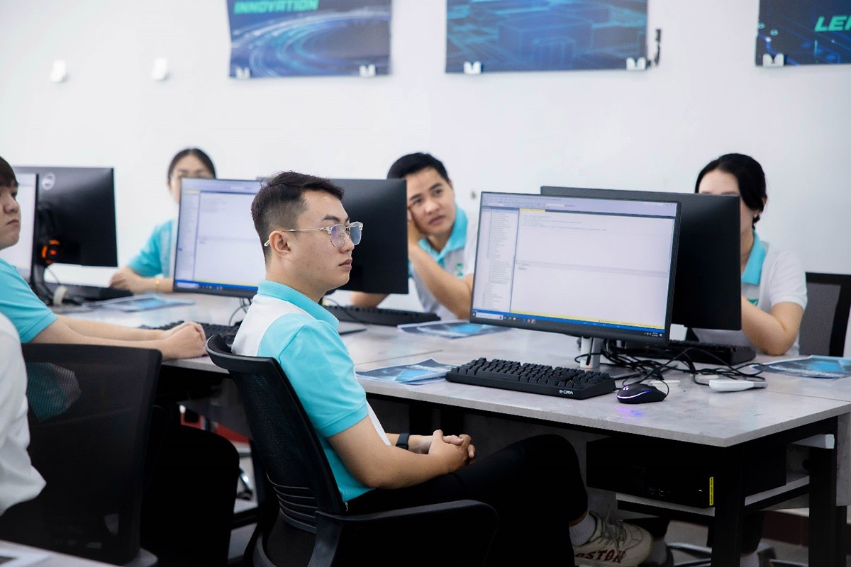 buổi học tự động hóa phản hồi với ai
