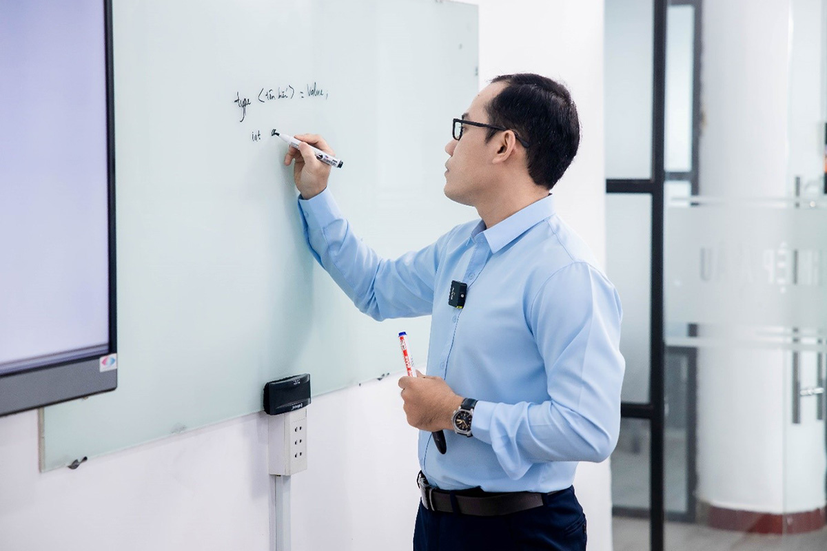 giảng viên lớp công cụ ai văn phòng