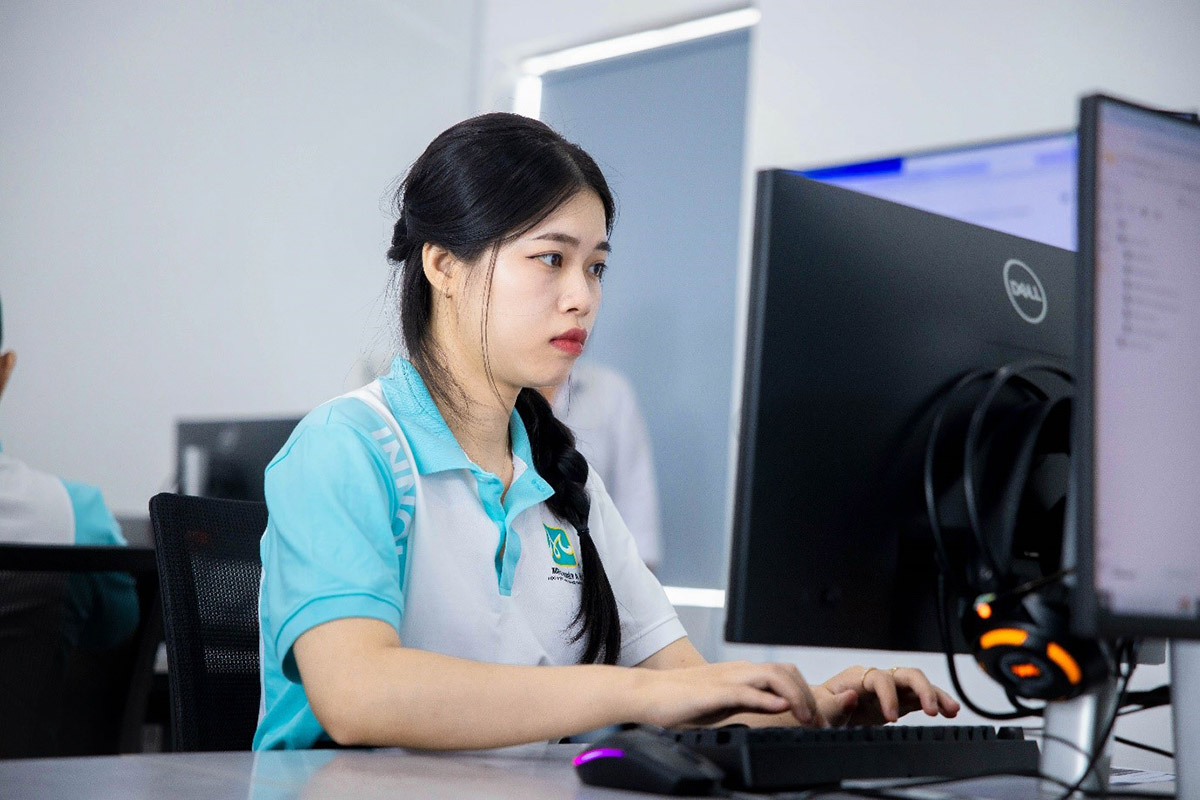 học viên thực hành tự động hóa phản hồi với ai