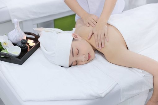 kỹ thuật viên xoa bóp ấn huyệt trị liệu