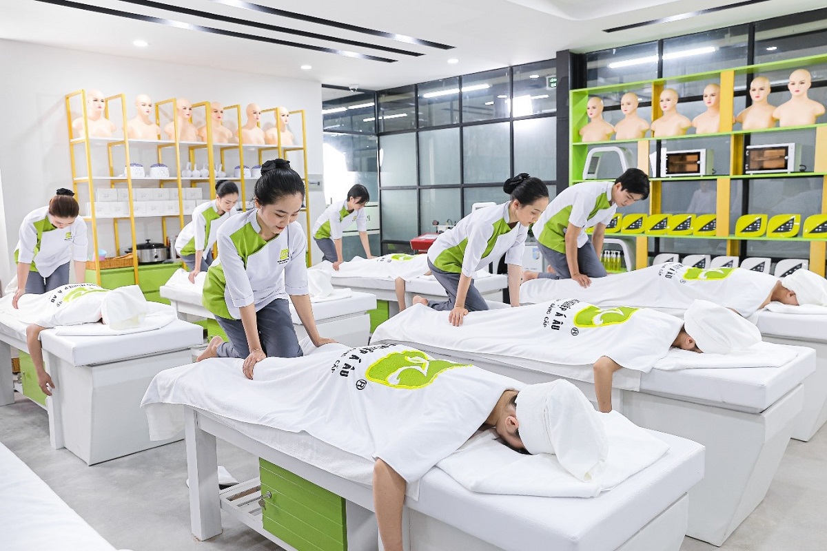lớp học massage bấm huyệt thực tế