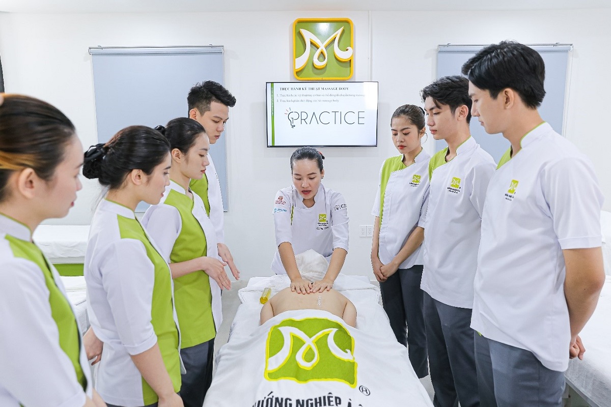 lớp xoa bóp điều trị đau lưng