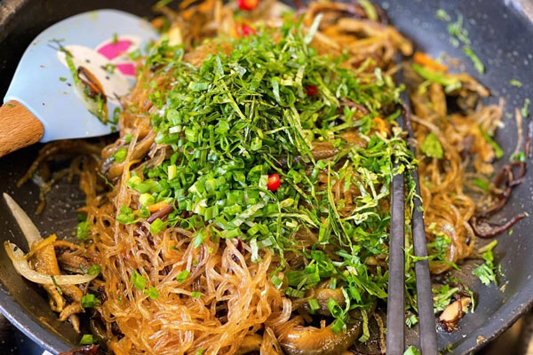 Lưu ý xào nhanh tay để miến không bị nhũn
