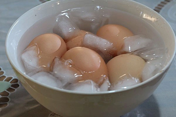 Ngâm trứng gà vào nước đá