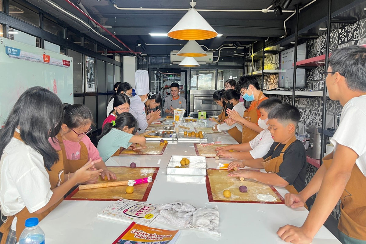 bé học làm bánh