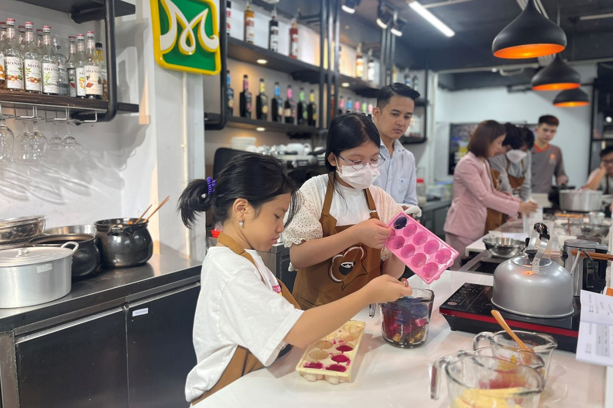 bé học làm thạch phô mai