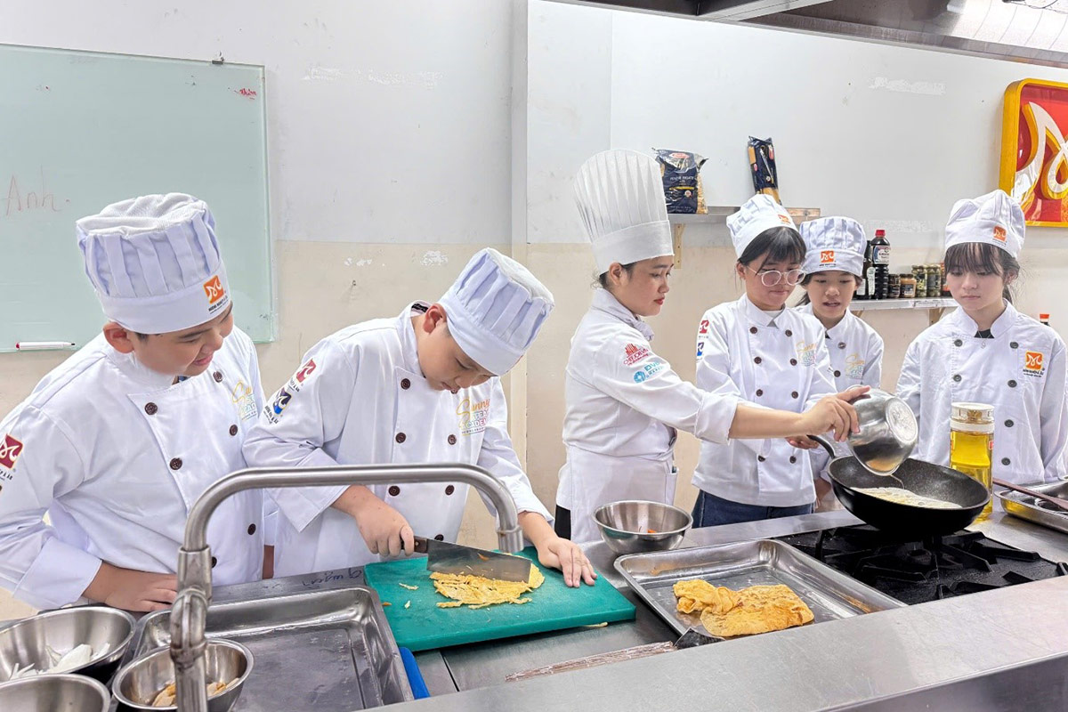 bé trổ tài chế biến món ăn