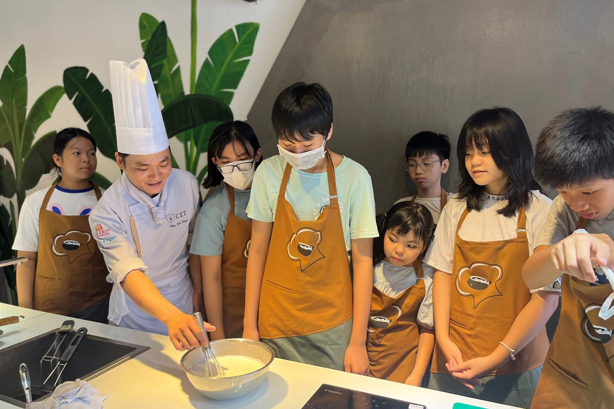 giảng viên hướng dẫn cách đánh bột