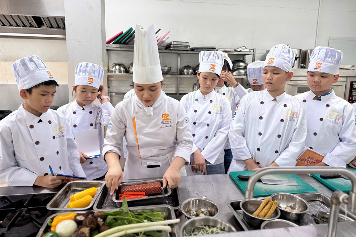 giảng viên hướng dẫn sơ chế nguyên liệu