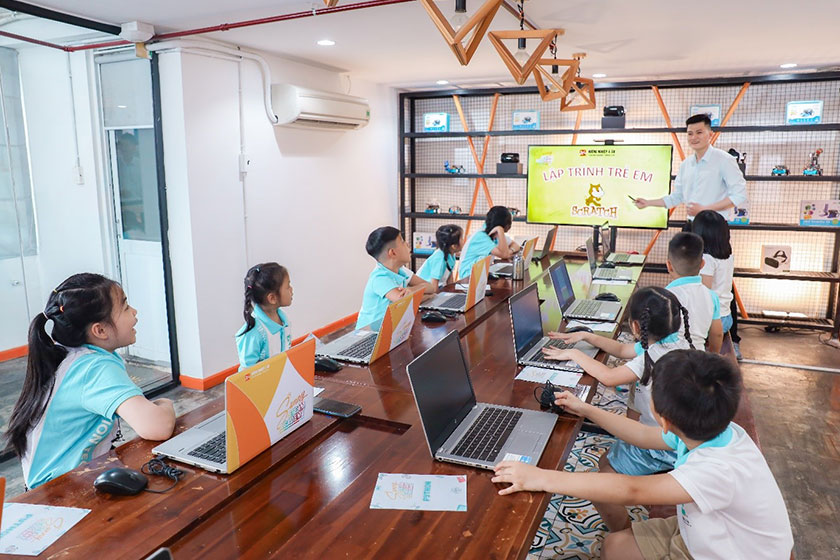 hình ảnh lớp học thực tế của khóa học biên tập video với ai 04