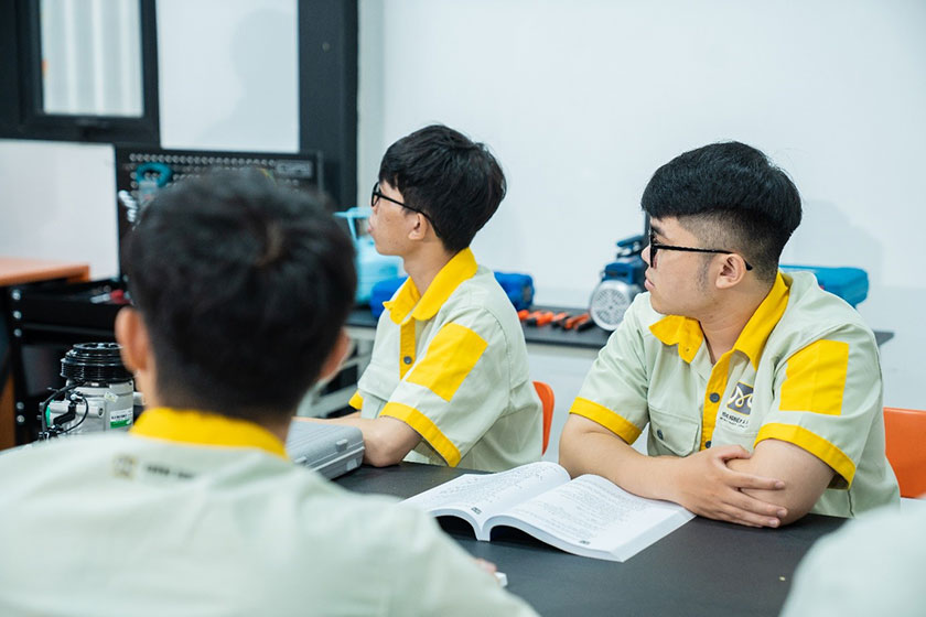 hình ảnh lớp học thực tế của khóa học kỹ thuật viên điện – điện tử ô tô cơ bản 03