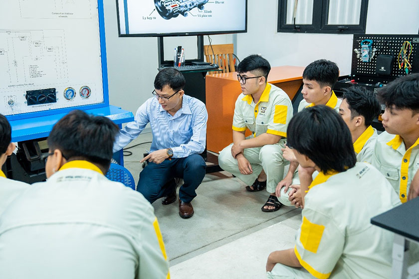 hình ảnh lớp học thực tế của khóa học kỹ thuật viên điện – điện tử ô tô cơ bản 06
