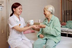 học chăm sóc người cao tuổi tại nhà