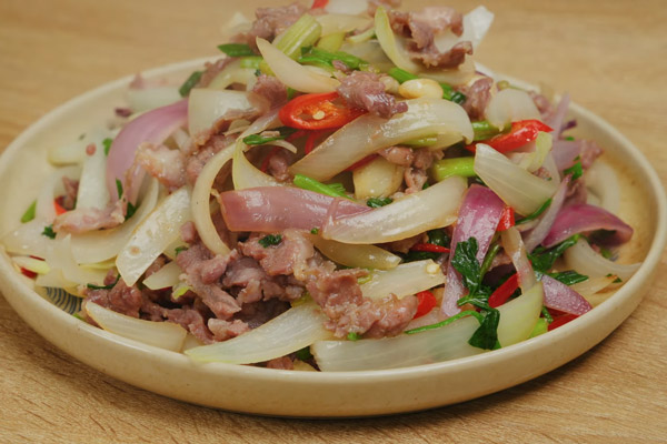 Bò xào vừa chín tới cùng hành tây giòn ngọt,