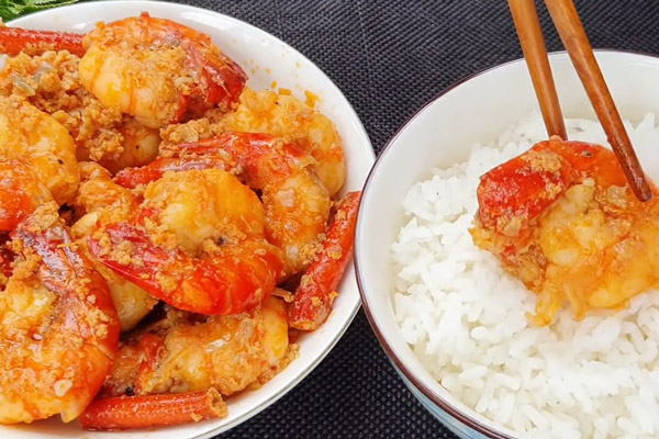 Tôm kho thấm đẫm gia vị và vàng ươm màu đẹp
