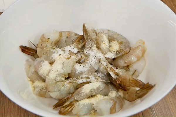 Ướp tôm trước để thấm gia vị, kho sẽ ngon hơn