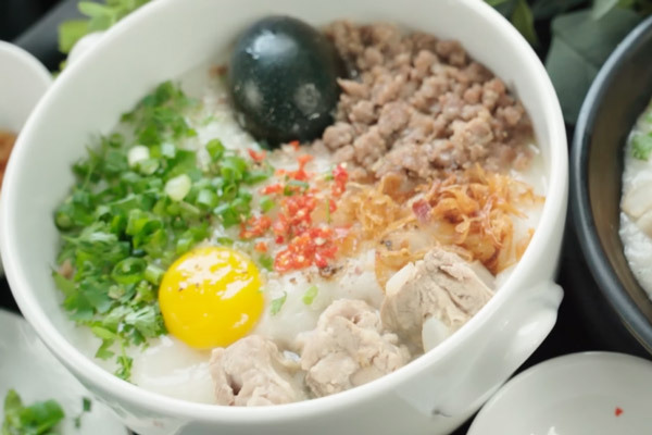Cháo siêu mịn, sườn mềm tan ăn chung với giò quẩy