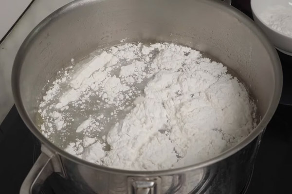 Cho bột vào khi nước dùng còn ấm vừa