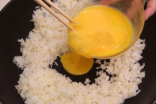Cho trứng đã nêm gia vị vào trực tiếp rang với cơm