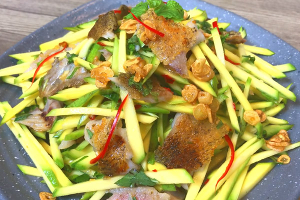 Gỏi xoài khô cá sặc là đặc sản trứ danh của miền Tây