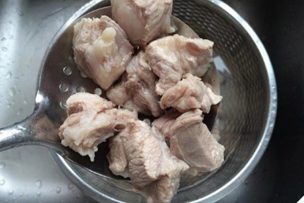 Hầm sườn trong thời gian dài để thịt mềm