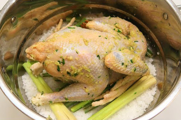 Món gà luộc với muối hột vẫn ngon