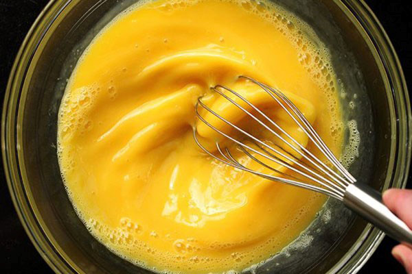 Ướp trứng với một số gia vị trước