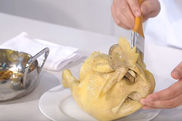 Xử Lý Gà Sau Khi Luộc Để Da Săn Chắc Và Bóng Đẹp