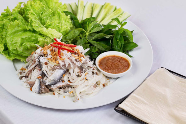 Gỏi cá trích là món ăn đặc sản Phú Quốc