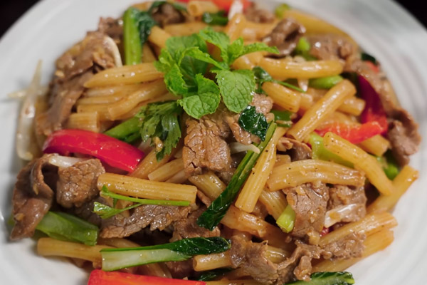 Nui xào bò mềm dai thịt bò thơm ngon rau củ giòn