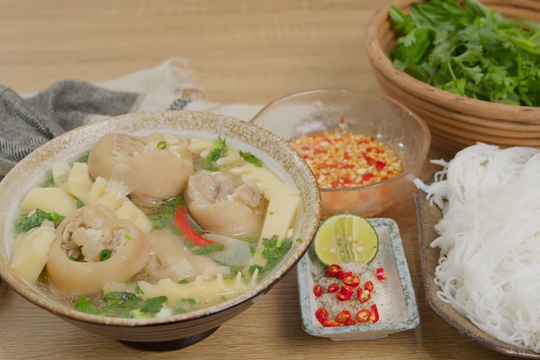 giò heo nấu măng tươi
