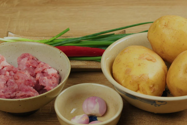Nguyên liệu làm món khoai tây xào thịt băm