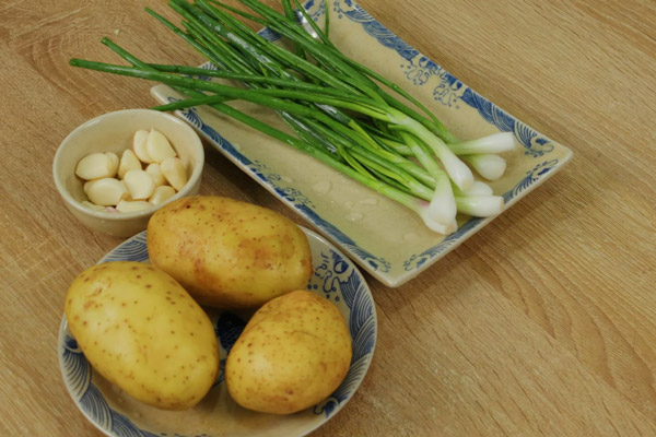 Nguyên liệu làm món khoai tây xào tỏi