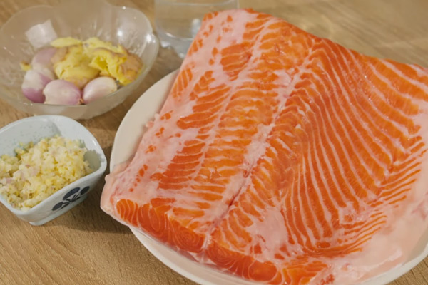 Nguyên liệu làm ruốc cá hồi cho bé ăn dặm
