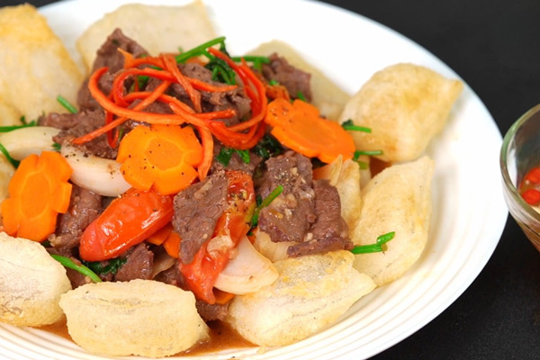Phở chiên phồng vàng giòn đẹp mắt