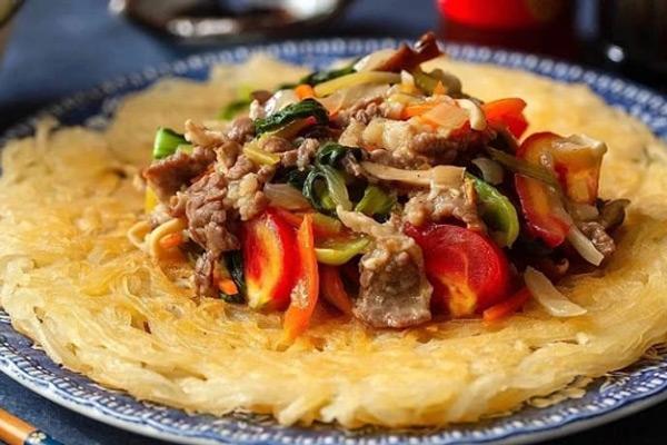 Phở chiên trứng có lớp ngoài vàng đẹp