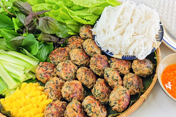 Chả ốc ăn kèm rau sống và bún tươi