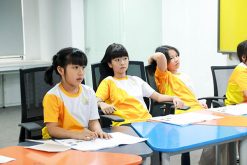 Hành trình từ sự rụt rè đến một MC nhí bản lĩnh bắt đầu từ những bài học đầu tiên về giọng nói, giao tiếp và sự tự tin.