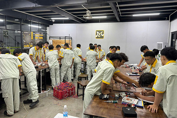 hinh-anh-lop-hoc-thuc-te-cua-khoa-hoc-ky-thuat-vien-dien-tu-chuyen-nganh-dien-dien-lanh-dan-dung-thumb hình ảnh lớp học thực tế của lớp học Kỹ thuật viên Điện tử chuyên ngành Điện - Điện lạnh dân dụng thumb