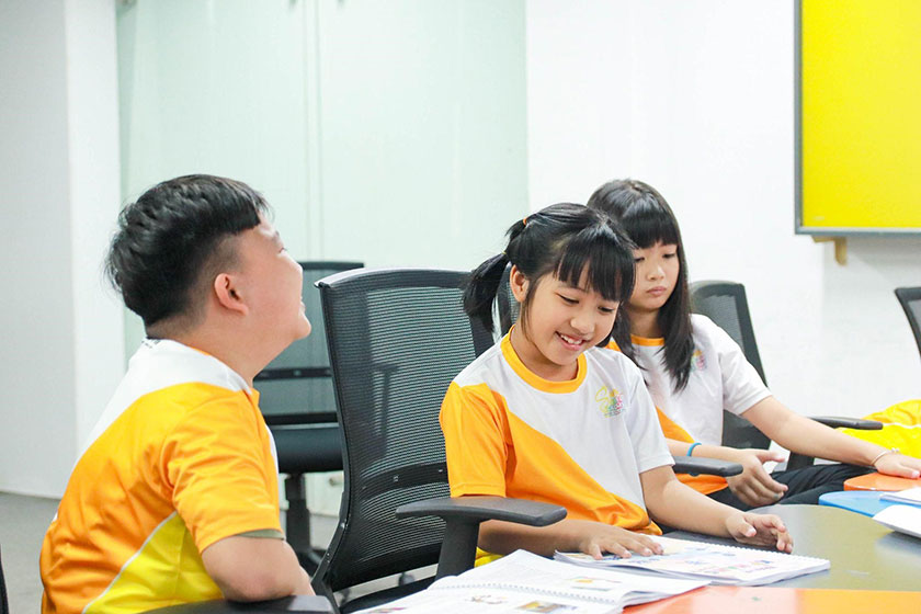 hinh-anh-lop-hoc-thuc-te-cua-khoa-hoc-mc-nhi-09 hình ảnh lớp học thực tế của khóa học MC Nhí 09