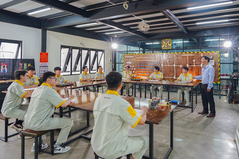 hinh-anh-lop-hoc-thuc-te-khoa-hoc-thiet-ke-lap-dat-he-thong-dien-nang-luong-mat-troi-03 hình ảnh lớp học thực tế của khóa học thiết kế lắp đặt hệ thống điện năng lượng mặt trời 03