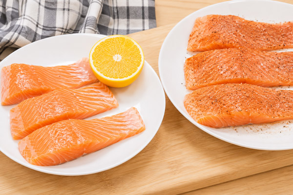 Ướp cá hồi nhẹ để giữ vị tự nhiên