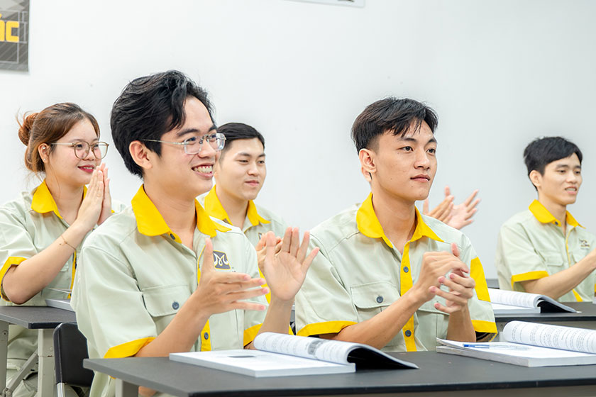 hinh-anh-lop-hoc-thuc-te-cua-khoa-hoc-ky-thuat-vien-chan-doan-sua-chua-o-to-dien-hybrid-09 hình ảnh lớp học thực tế của khóa học kỹ thuật viên chẩn đoán sửa chữa ô tô điện & hybrid 09
