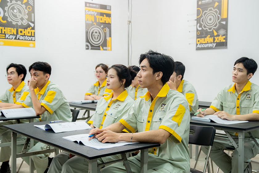 hinh-anh-lop-hoc-thuc-te-cua-khoa-hoc-ky-thuat-vien-chan-doan-sua-chua-o-to-dien-hybrid-10 hình ảnh lớp học thực tế của khóa học kỹ thuật viên chẩn đoán sửa chữa ô tô điện & hybrid 10