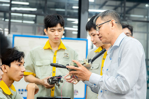 hinh-anh-lop-hoc-thuc-te-cua-khoa-hoc-ky-thuat-vien-chan-doan-sua-chua-o-to-dien-hybrid-thumb hình ảnh lớp học thực tế của khóa học kỹ thuật viên chẩn đoán sửa chữa ô tô điện & hybrid thumb