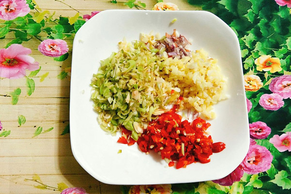Chuẩn bị gia vị thơm và ướp ốc