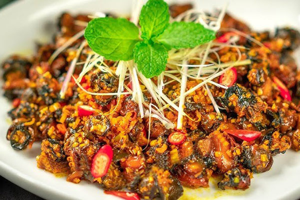 Dĩa ốc tươi ngon hòa quyện cùng nước xào