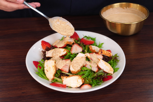 Salad ức gà xốt mè rang