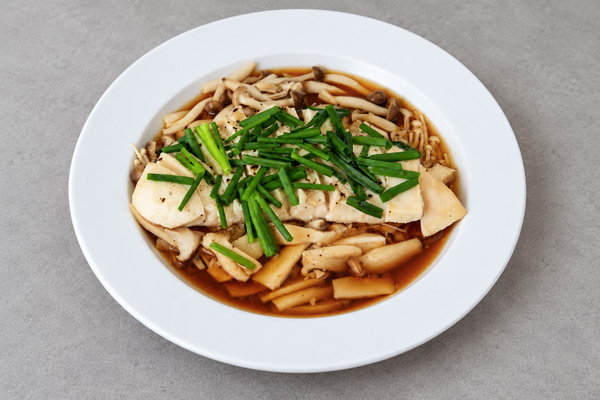 Ức gà hấp nấm